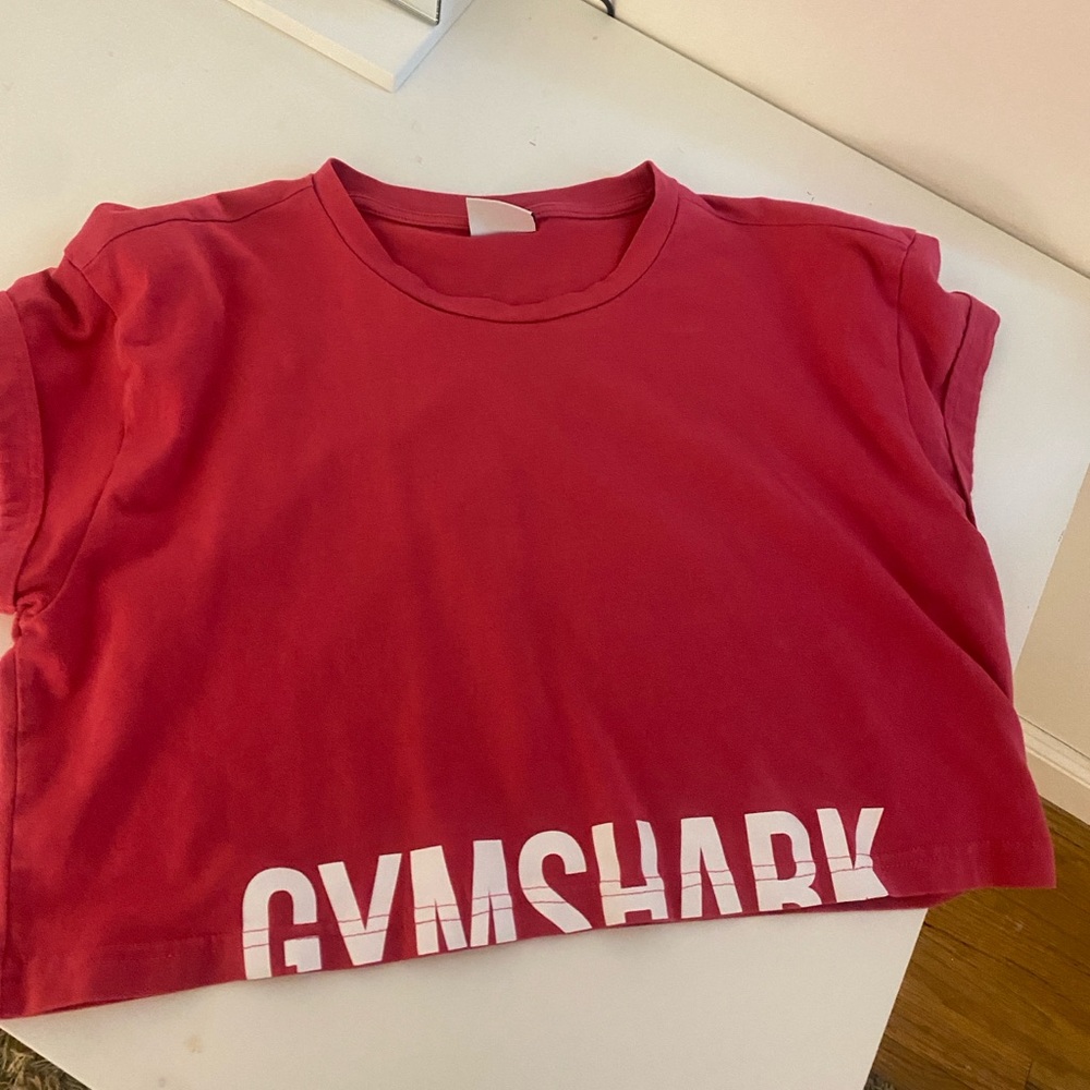 pink gym shark cropped tee